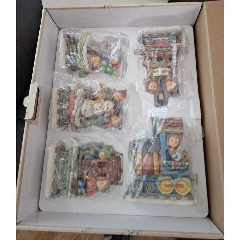 Danbury Mint The M.I. Hummel Christmas Express 5 Piece Train Set w/ COA and Box